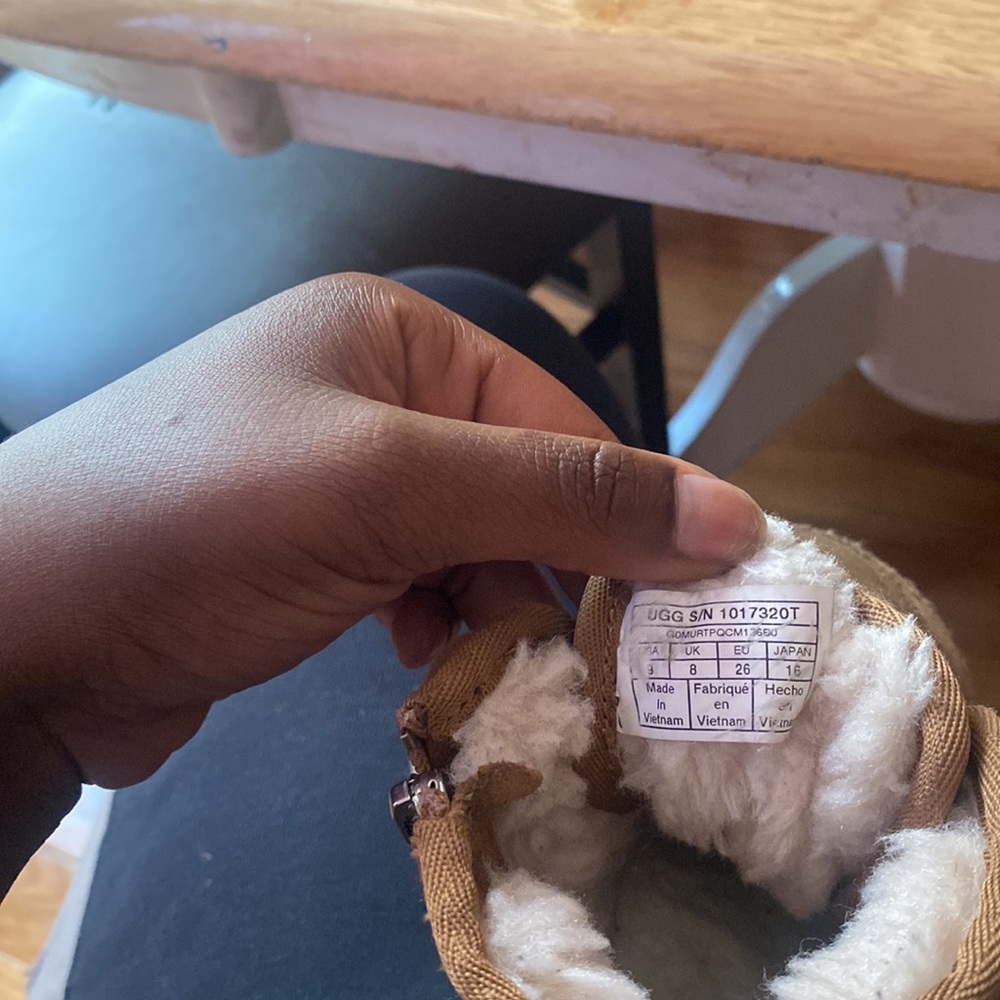 Tan uggs size 9 - Picture 7 of 7